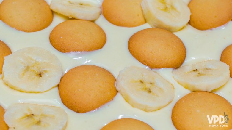 Foto das camadas de creme, de bolacha e de banana intercaladas para montar o Banana Pudding