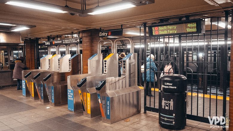 As estações de metrô também possuem wi-fi, o que ajuda bastante a consultar algum caminho no celular caso não tenha comprado chip. Foto da entrada do metrô 