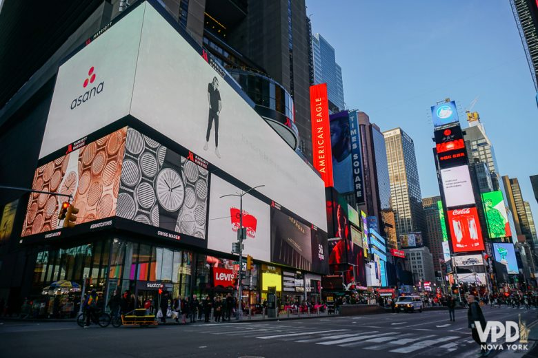 Foto da Times Square movimentada no fim do dia 