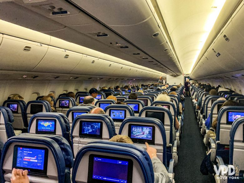 Comprando o chip de celular no Brasil, você já sai do avião com internet. Foto das poltronas no interior do avião 