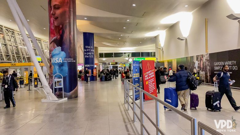 A oferta de chips de celular nos aeroportos não é tão grande. Foto do aeroporto de Nova York 