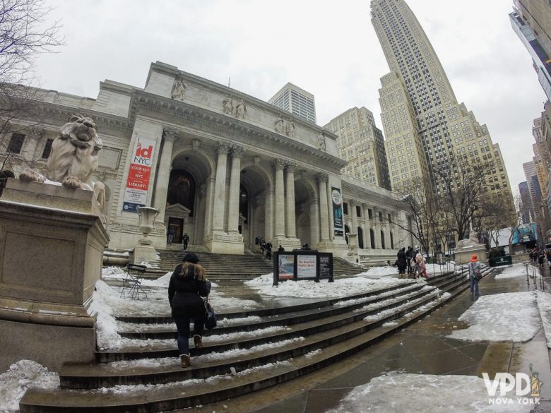 Foto da fachada do MET com neve acumulada nos degraus 