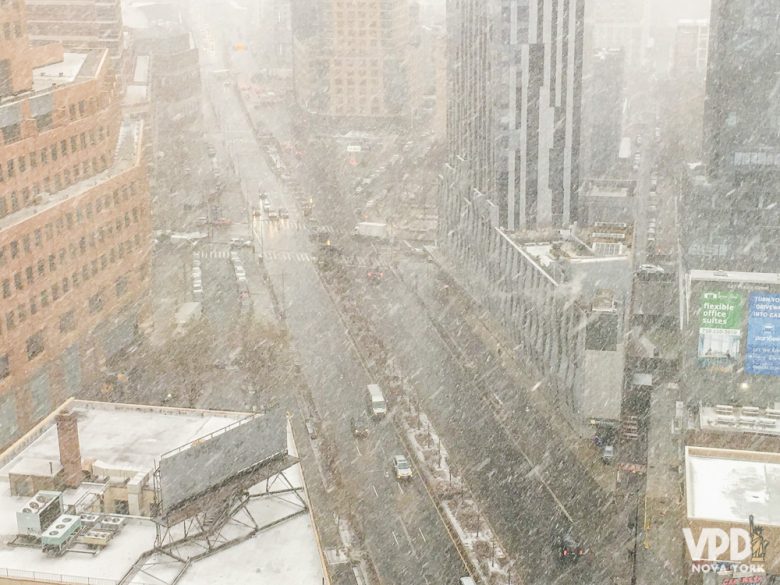 Foto da cidade de Nova York em janeiro, com muita neve caindo e acumulada nos telhados 