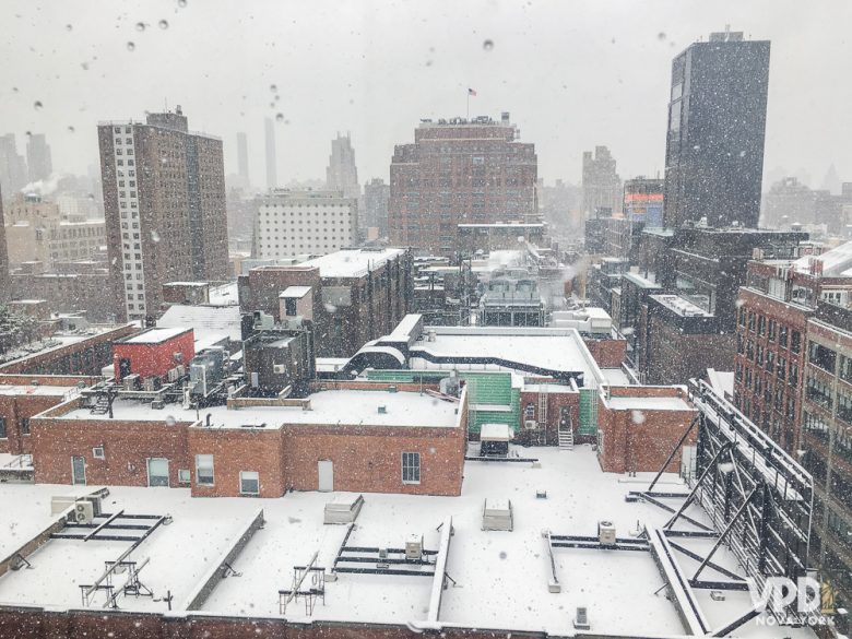 A mudança brusca de clima pode afetar algumas pessoas, por isso é bom estar protegido com seguro viagem. Foto de Nova York no inverno, com neve acumulada nos telhados 