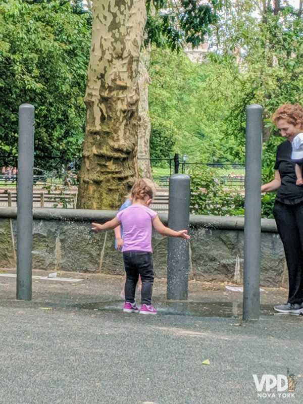 Foto de uma criança brincando em um parque de Nova York 