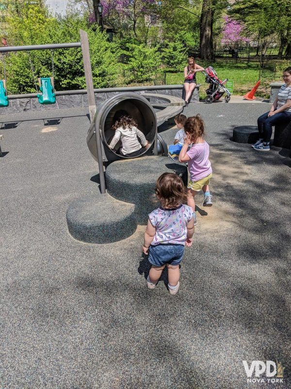 Foto de crianças brincando em um parquinho em Nova York 