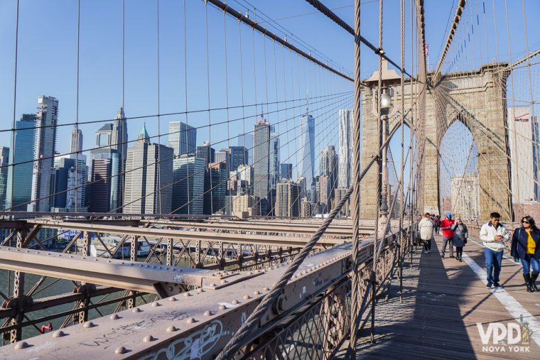 Foto dos visitantes cruzando a ponte do Brooklyn 