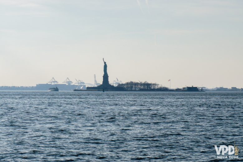 Foto da Estátua da Liberdade vista de longe, uma das atrações ícones de Nova York