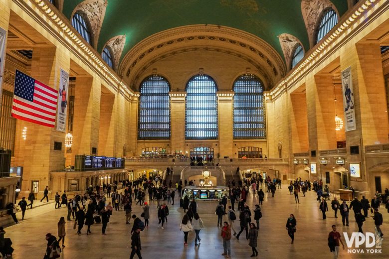 Foto do interior da estação Grand Central, em Nova York, com a cúpula alta pintada de verde e visitantes circulando. Ela é uma boa carta na manga pra juntar com outras atrações 