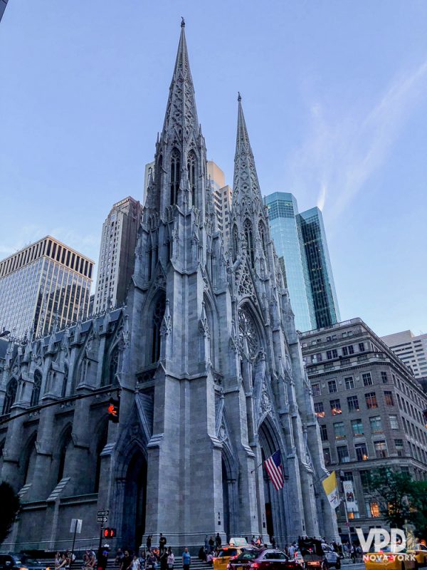 A região da quinta avenida tem várias atrações que você deve querer visitar. Foto da St Patrick's Cathedral com o céu azul ao fundo 