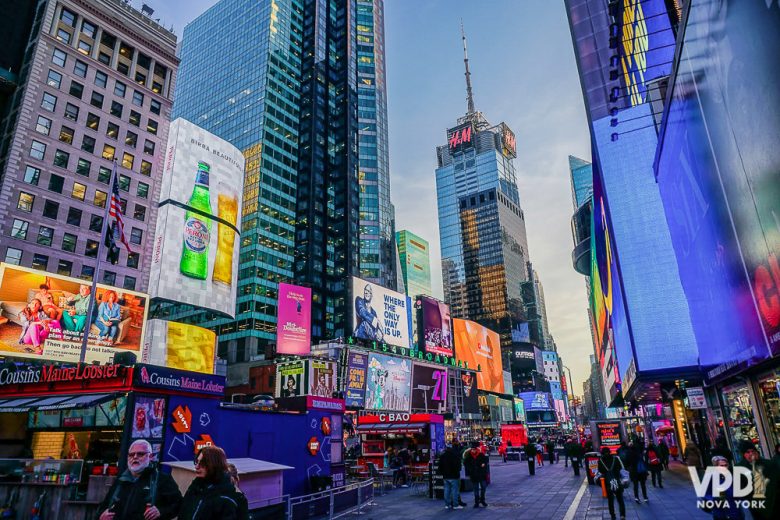 A Times Square é uma das atrações clássicas. Foto da Times Square de Nova York durante o dia 