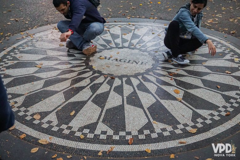 Mosaico do Strawberry Fields, no Central Park, escrito "Imagine" ao centro. 