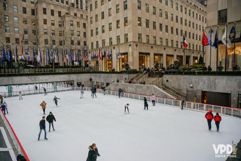 Foto do ringue de patinação no gelo do Rockfeller Center, uma das atrações de inverno