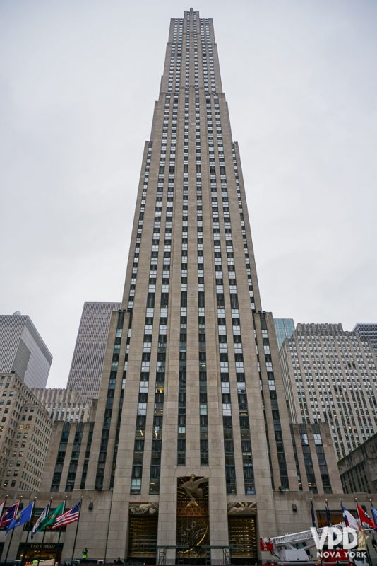 Foto do Rockefeller Center, com o céu claro atrás
