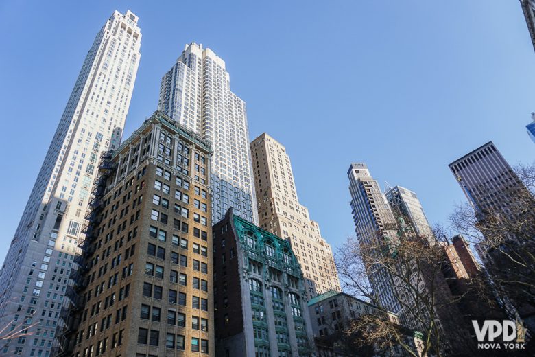 Em alguns casos, o seguro pode mandar um médico para te atender no hotel. Foto de edifícios de Nova York com o céu azul ao fundo 