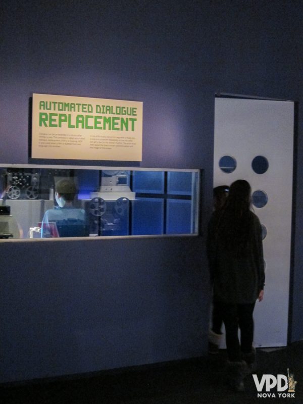 Uma das estações interativas do Museum of Moving Image traz uma cabine de dublagem