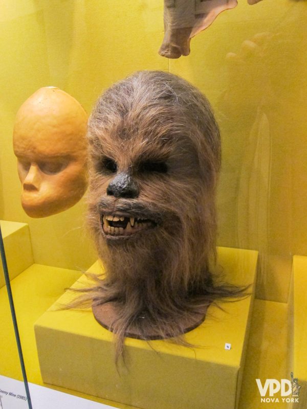 Cabeça do Chewbacca, da saga de Star Wars, apoiada em um fundo amarelo.