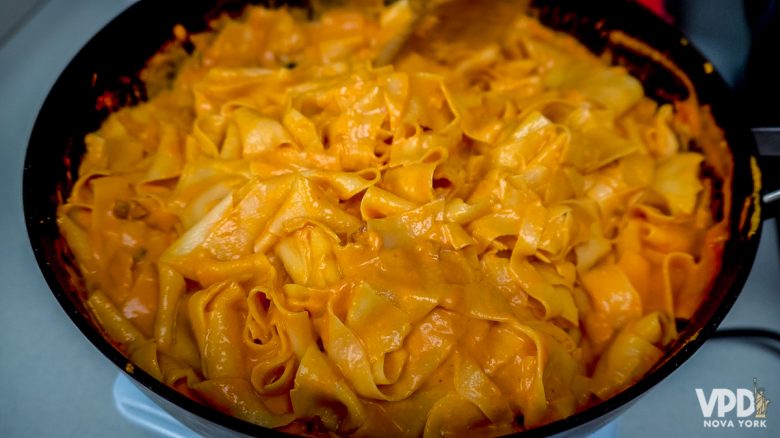 O macarrão pappardelle em uma panela preta, já com o molho.