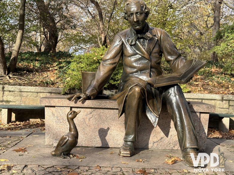 Foto da estátua em bronze do autor Hans Christian Andersen no Central Park.