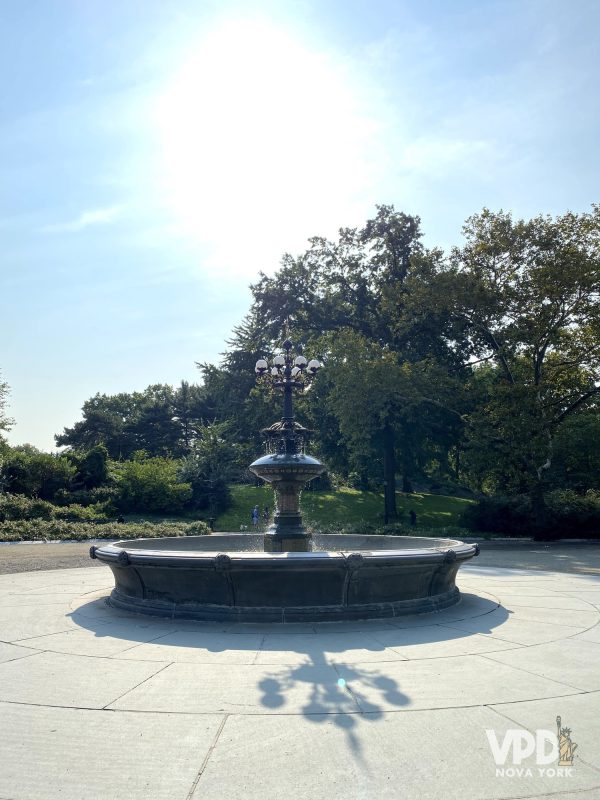 Foto da Cherry Hill Fountain, rodeada de várias árvores.
