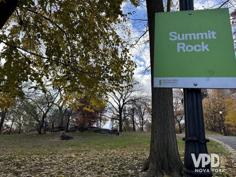 foto de uma placa verde com texto em branco com o texto Summit Rock.