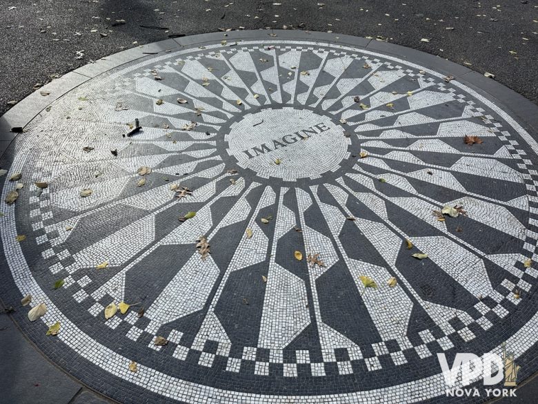 Foto do mosaico em preto e branco que traz a palavra Imagine no centro.