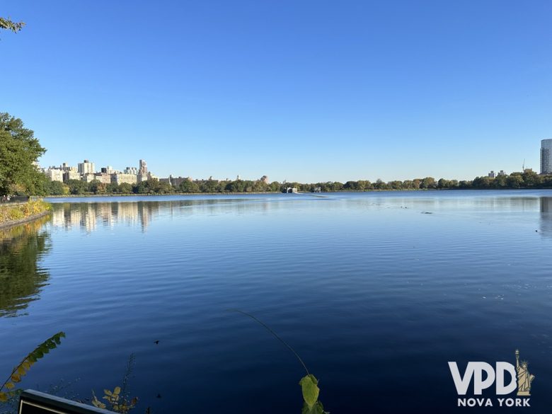 foto de outro lago do central park, onde dá pra ver bem ao fundo alguns prédios do lado esquerdo. 