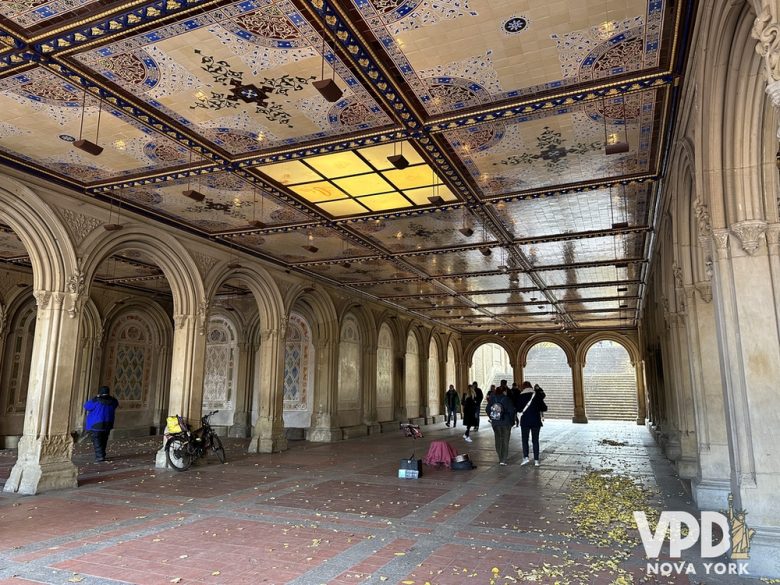 Foto dos arcos no Bethesda Terrace, que trazem azulejos decorados no teto.