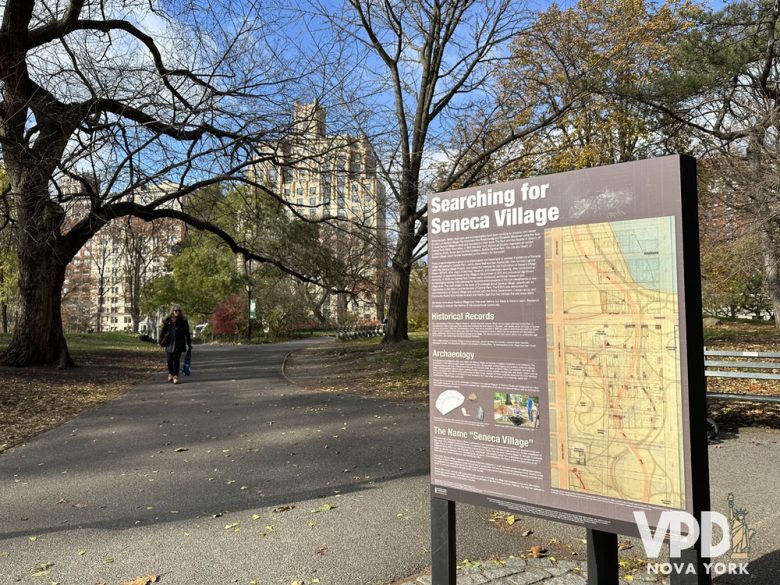 Foto de um mapa do Central Park, com prédios e árvores ao redor. Ele indica a área de Seneca Village.