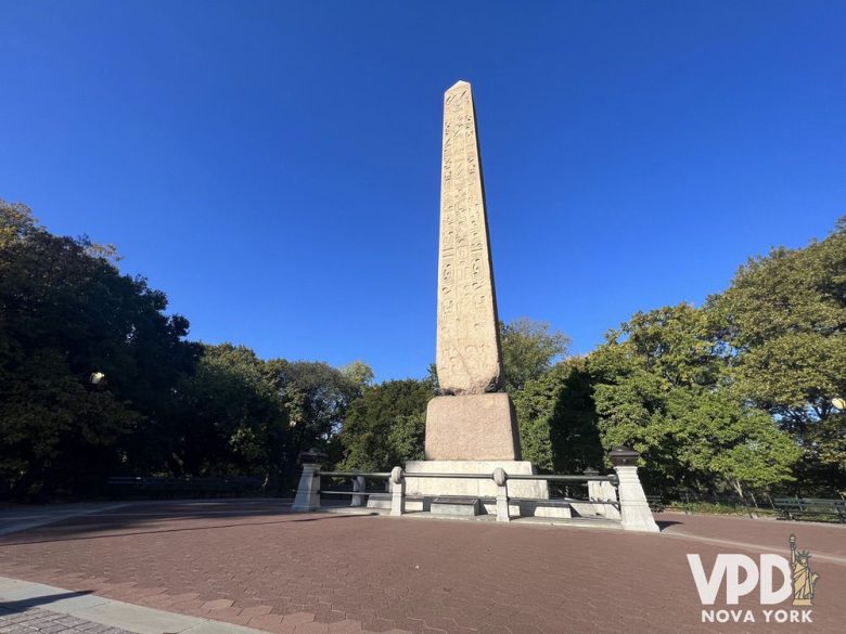 foto de um obelisco egípcio no central park, cercado por grades de segurança.