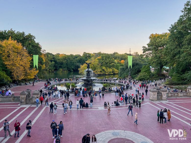 Foto do Bethesda Terrace, com muitas pessoas caminhando ao redor de uma fonte.