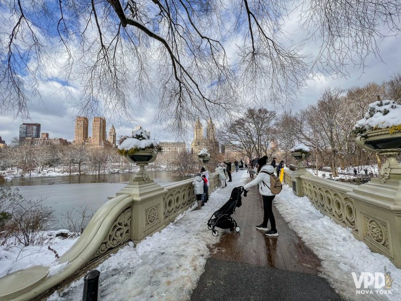 Bow Bridge, no Central Park, em um dia de neve. 
