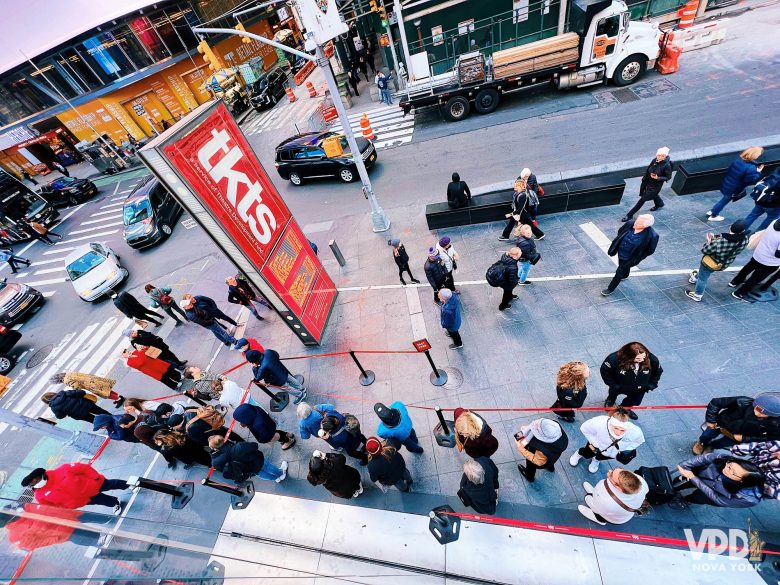 Fila a TKTS para comprar ingressos da Broadway com desconto.